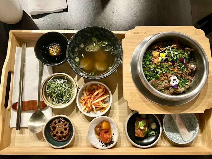 Service de riz en pot de pierre avec banchan chez GIWA